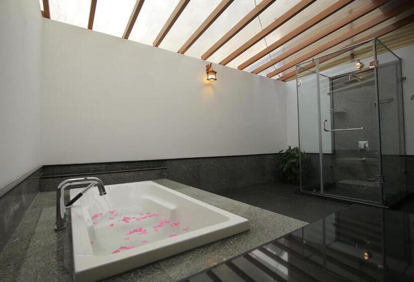 Отель John S Farm And Home