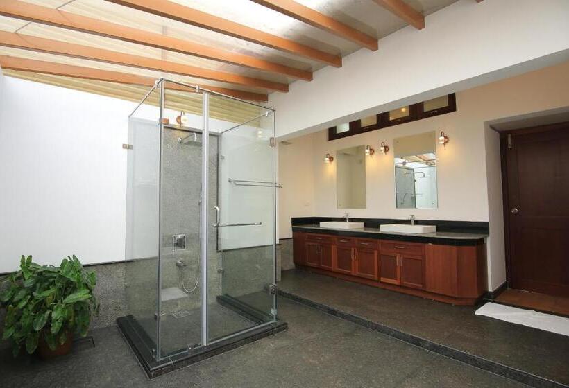 Отель John S Farm And Home