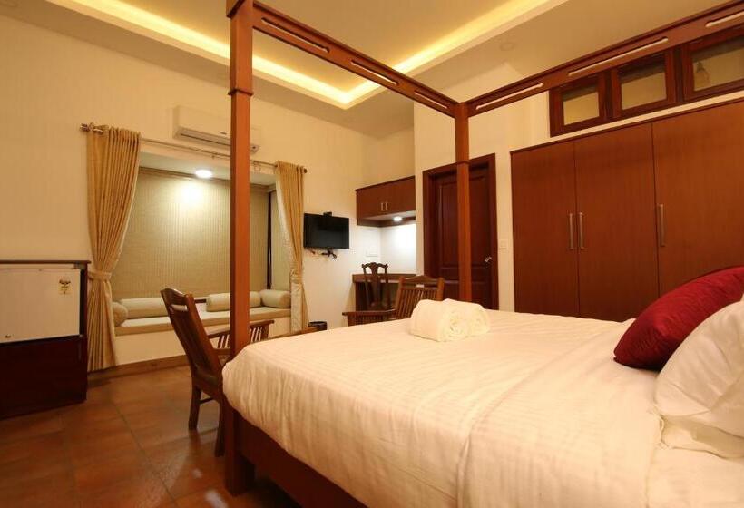 Отель John S Farm And Home