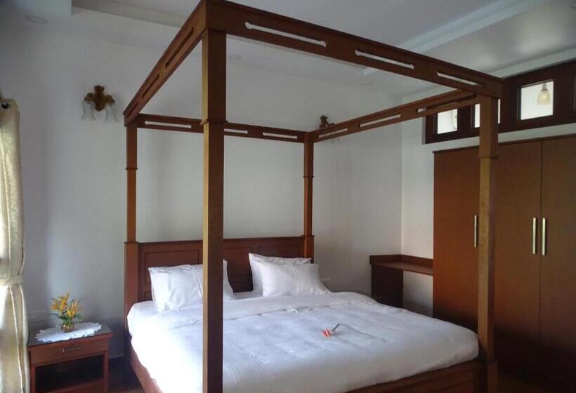 Отель John S Farm And Home