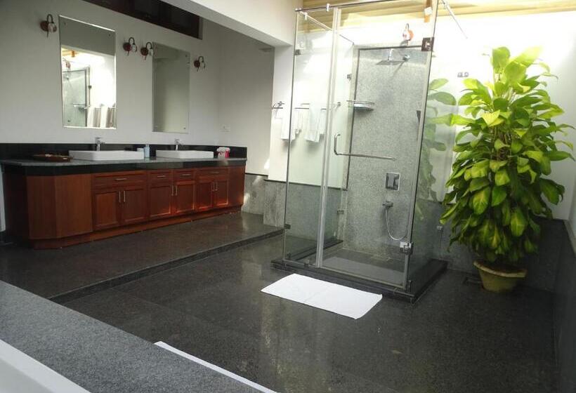 Отель John S Farm And Home