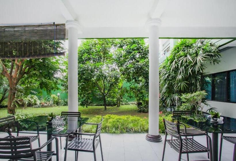 Отель Oyo Life 90091 Wisma Pakuan Syariah