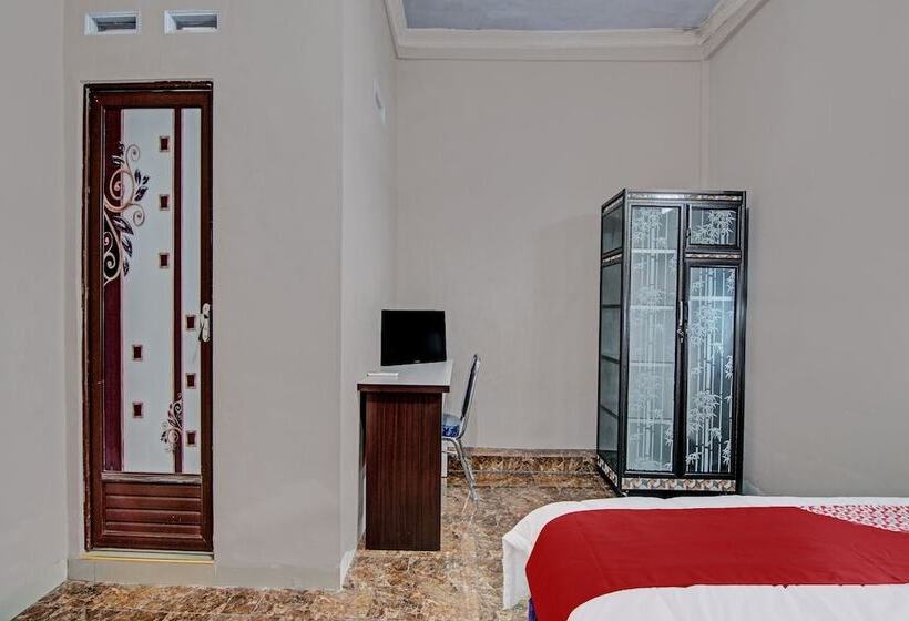 فندق Putri Homestay Syariah By Oyo