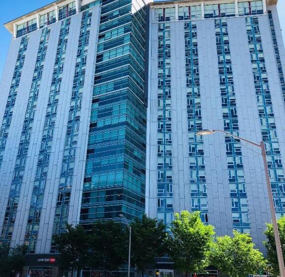 فندق Sait Residence & Conference Centre   Calgary