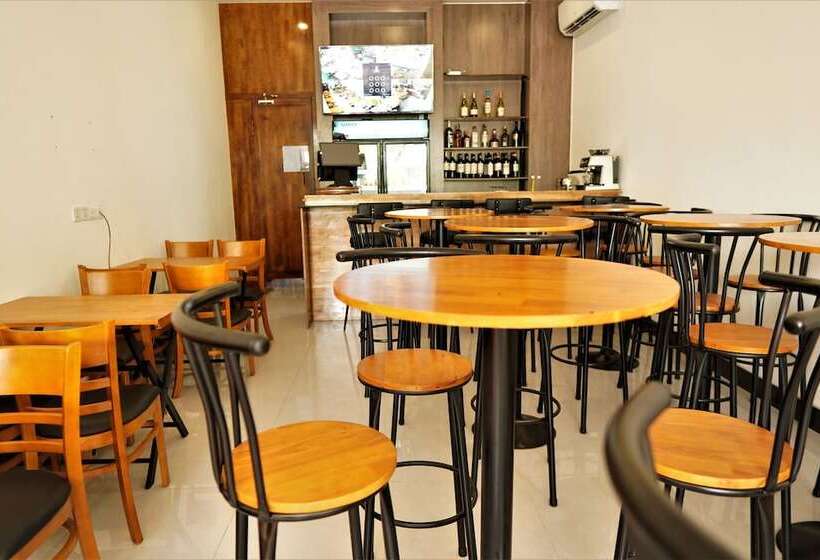 בית מלון כפרי Secret Head Quarters Phnom Penh