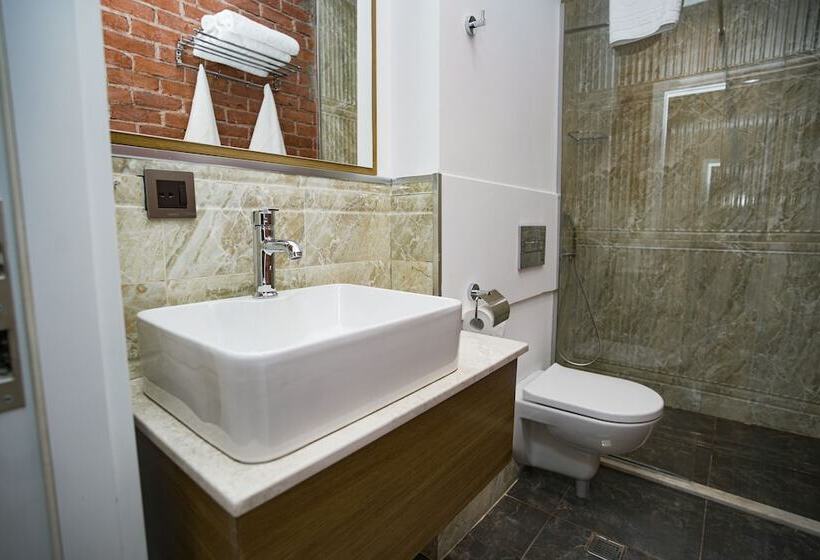 Lakeside Hotel & Spa