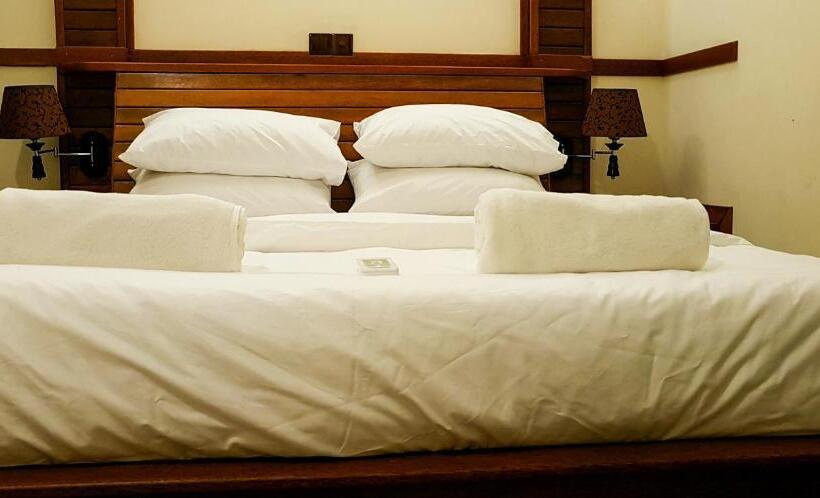 پانسیون Akiri Surf Retreat