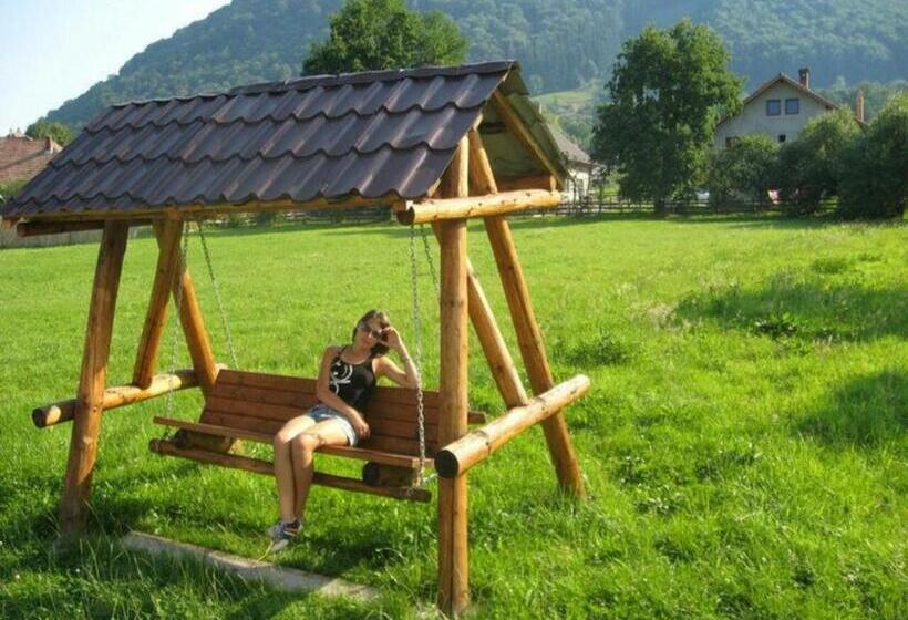 بنسيون Casa Cu Păuni