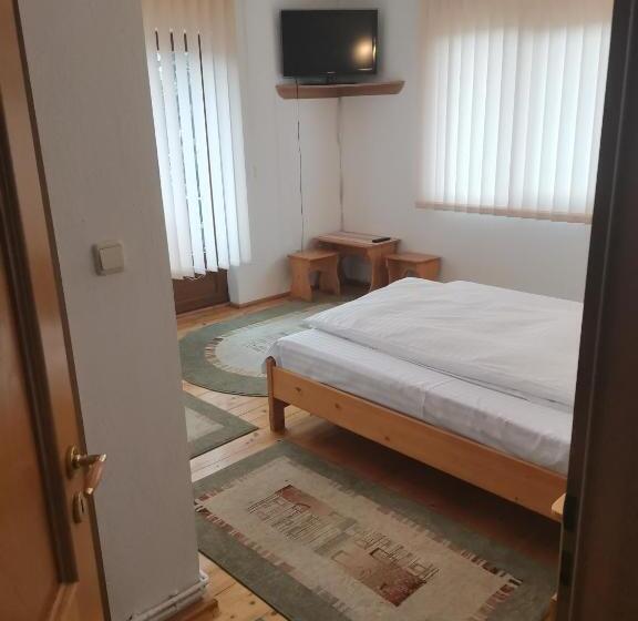 بنسيون Casa Cu Păuni