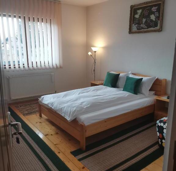 بنسيون Casa Cu Păuni