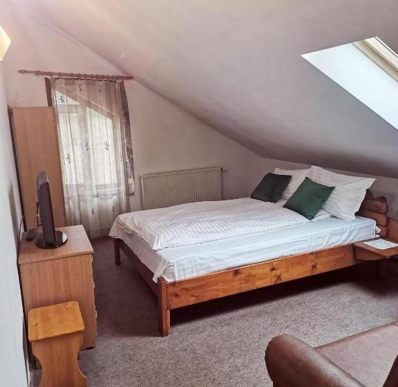 بنسيون Casa Cu Păuni