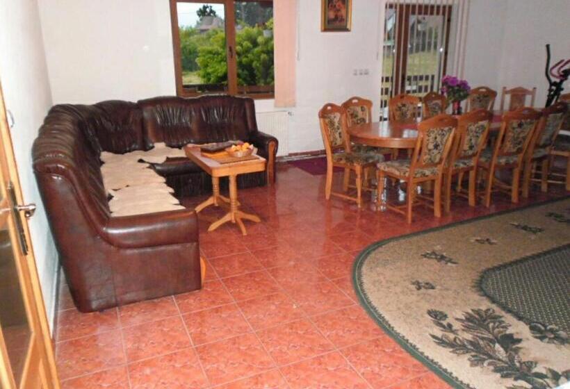 بنسيون Casa Cu Păuni