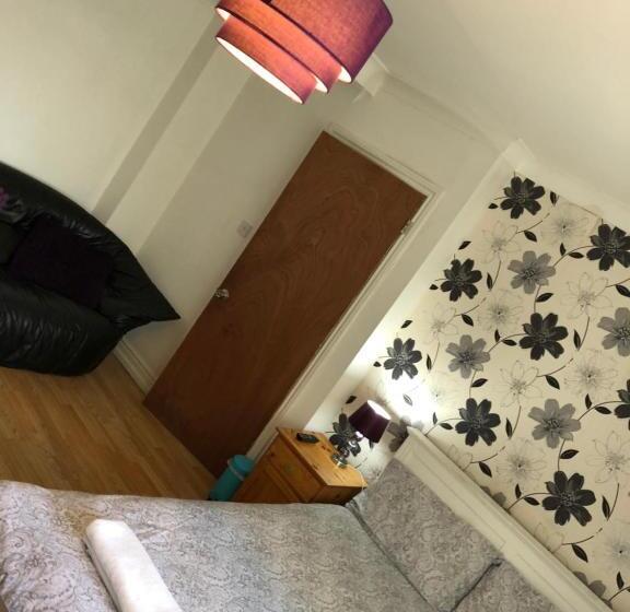 Пансион Kcd Rooms   Ellesmere Port