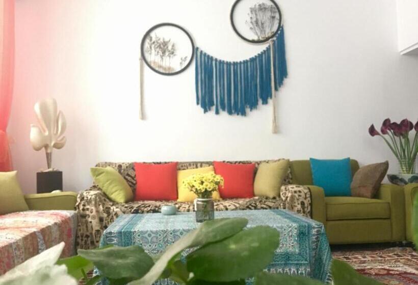 펜션 March Garden Next To The Furniture Market