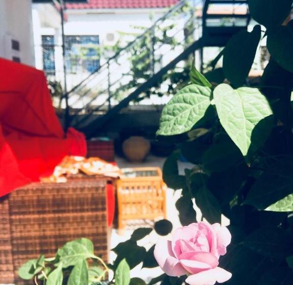 펜션 March Garden Next To The Furniture Market