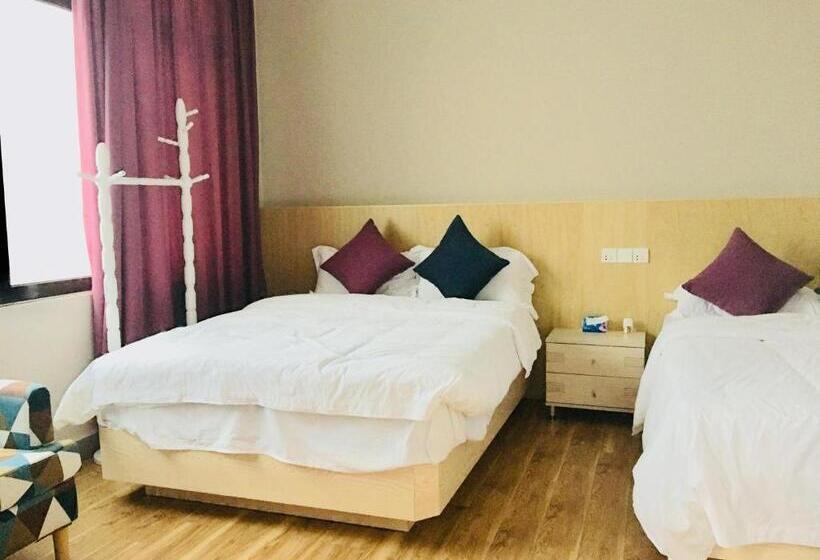 펜션 March Garden Next To The Furniture Market