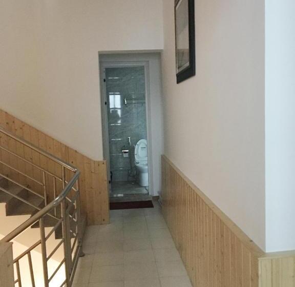 펜션 March Garden Next To The Furniture Market