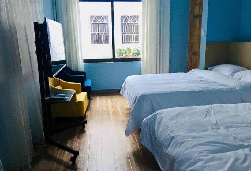 펜션 March Garden Next To The Furniture Market