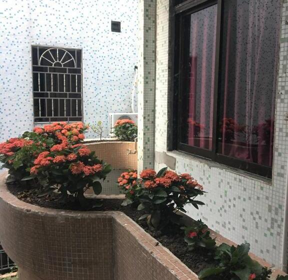 펜션 March Garden Next To The Furniture Market