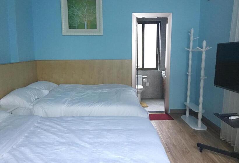 펜션 March Garden Next To The Furniture Market