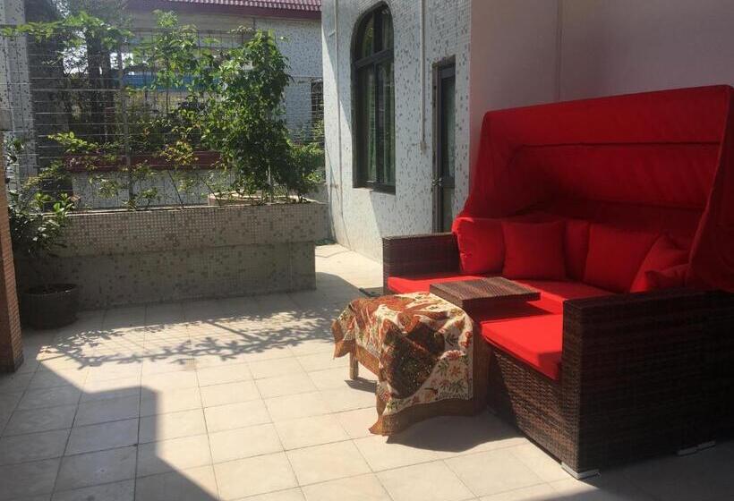 펜션 March Garden Next To The Furniture Market