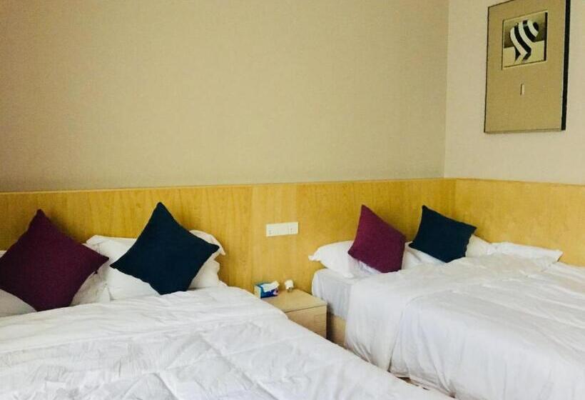 펜션 March Garden Next To The Furniture Market