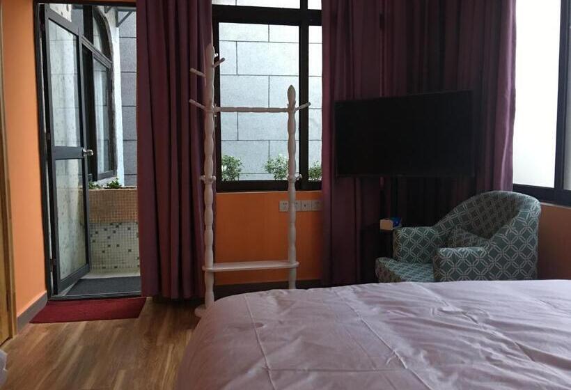 펜션 March Garden Next To The Furniture Market