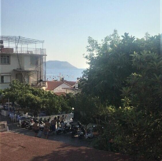 بنسيون Smyrna Uzuncarsi