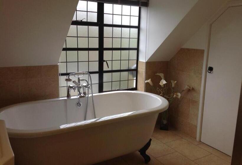 بنسيون The Coach House