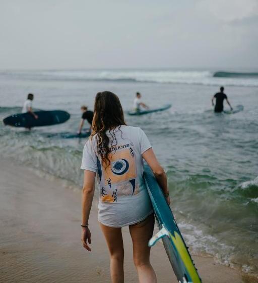 استراحتگاه Cliff Stories