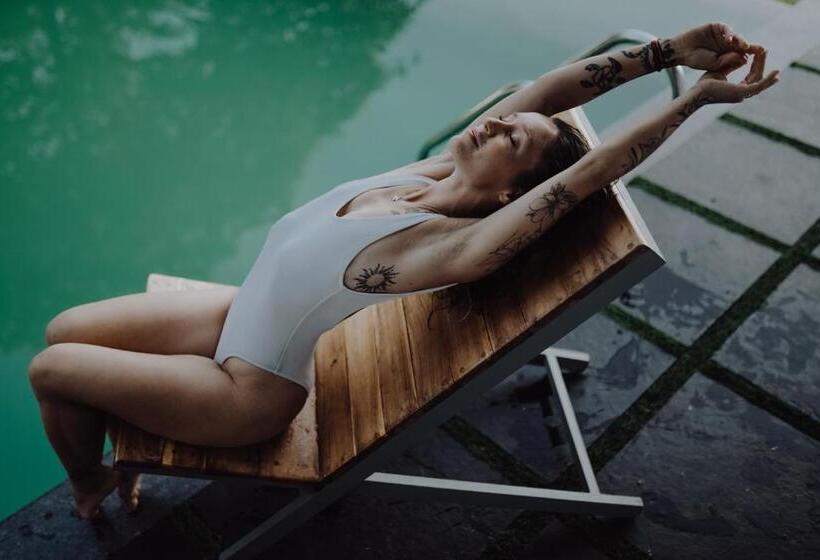 استراحتگاه Cliff Stories