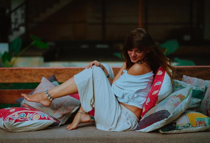 استراحتگاه Cliff Stories