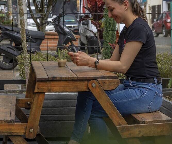 Ventiuna Hotel & Hostel