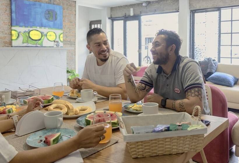 Ventiuna Hotel & Hostel