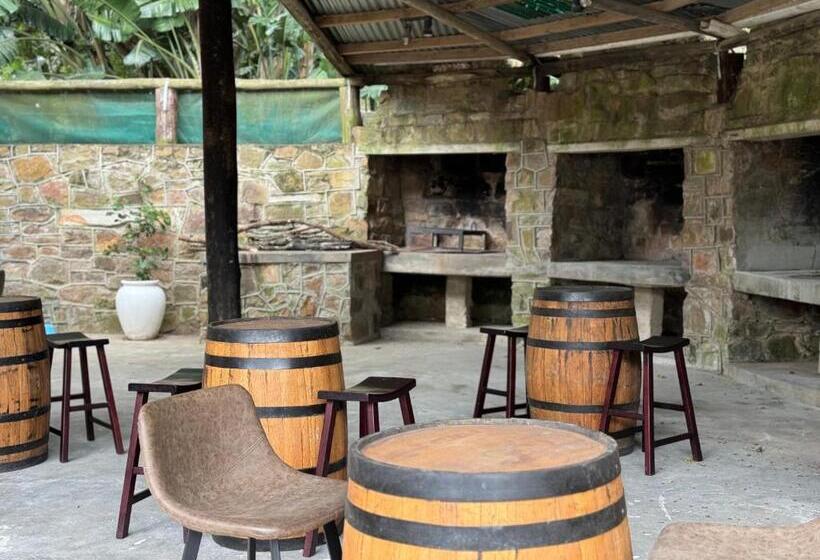 הוסטל Summerhill Inn