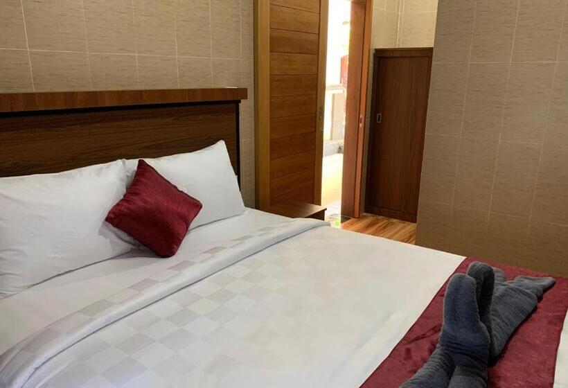 הוסטל Tirtasuci House