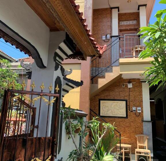 הוסטל Tirtasuci House