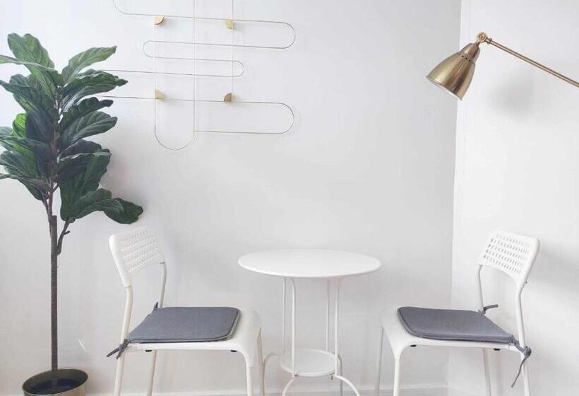 تختخواب و صبحانه Cozy Condo With City View