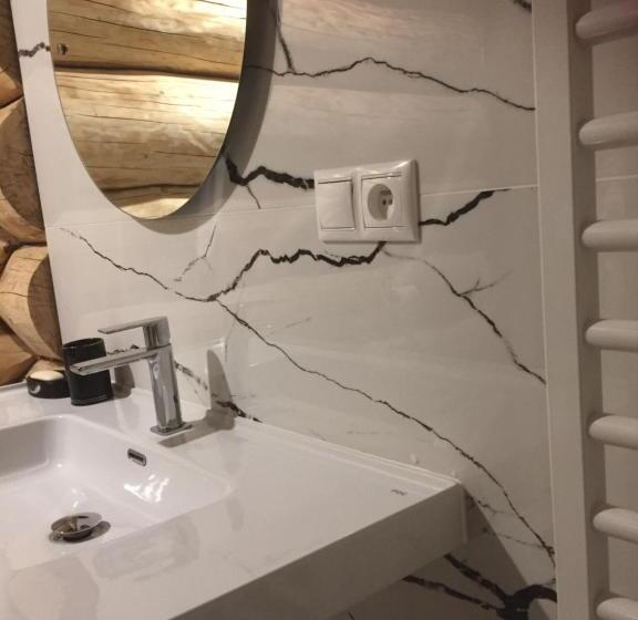 Bed and Breakfast Log House Poludnica