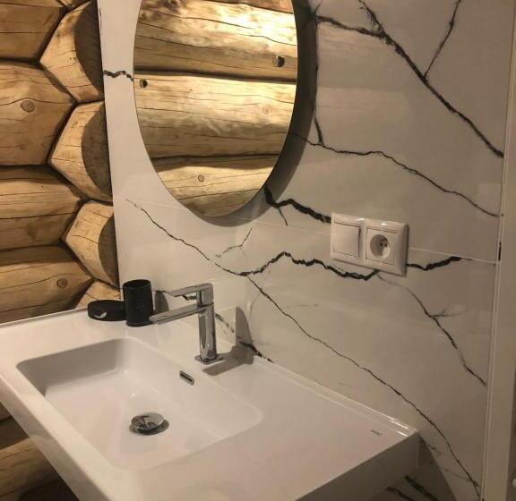 Bed and Breakfast Log House Poludnica