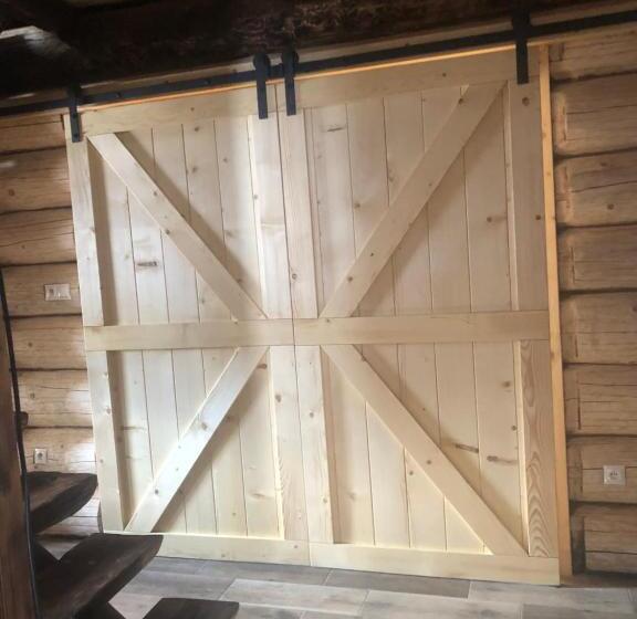 Bed and Breakfast Log House Poludnica