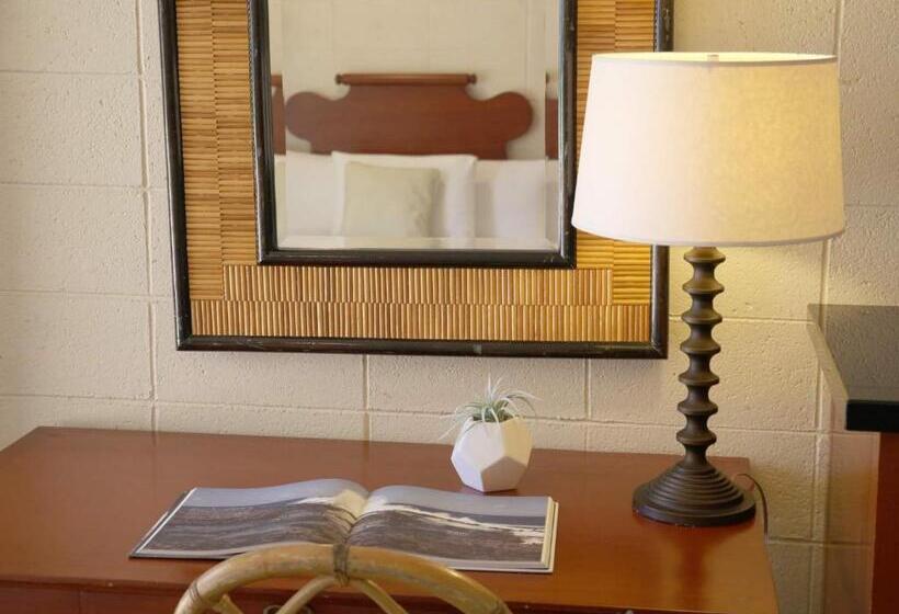 By The Beach Waikiki Heritage Hotel Honalulu