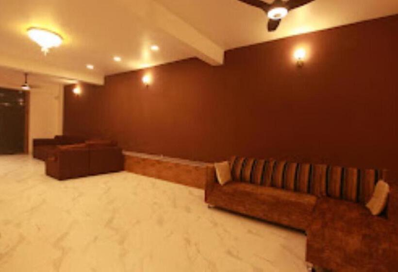 ホテル Apoorva Royale Salepali