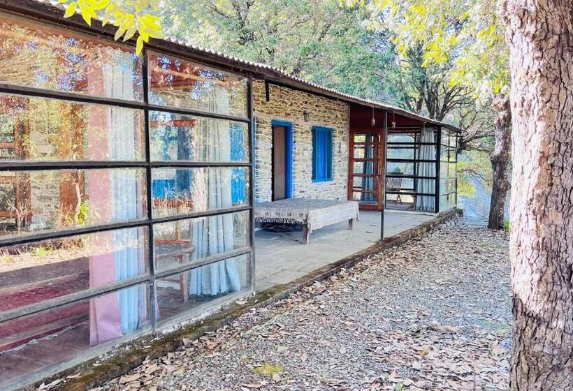 Hotel Dunagiri Retreat