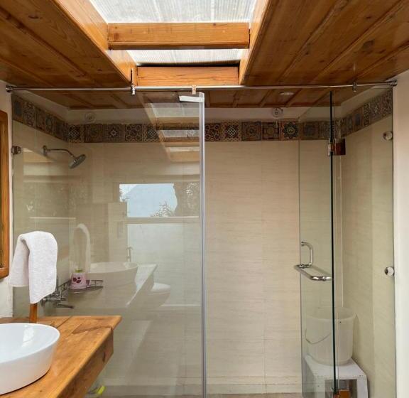 Hotel Dunagiri Retreat