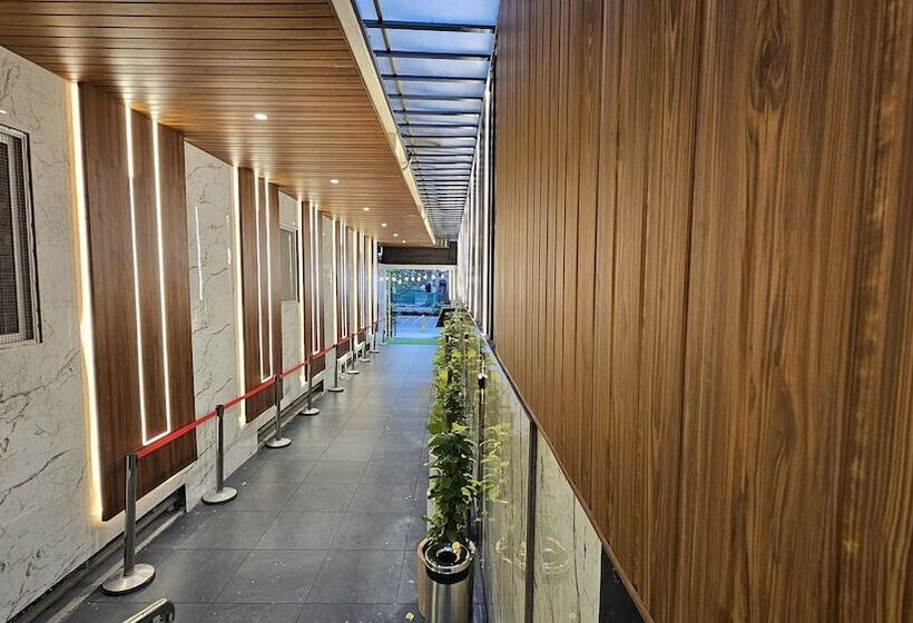 Отель Emerald Urban Comforts