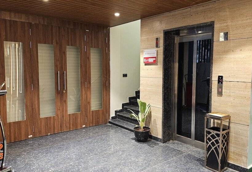 Отель Emerald Urban Comforts