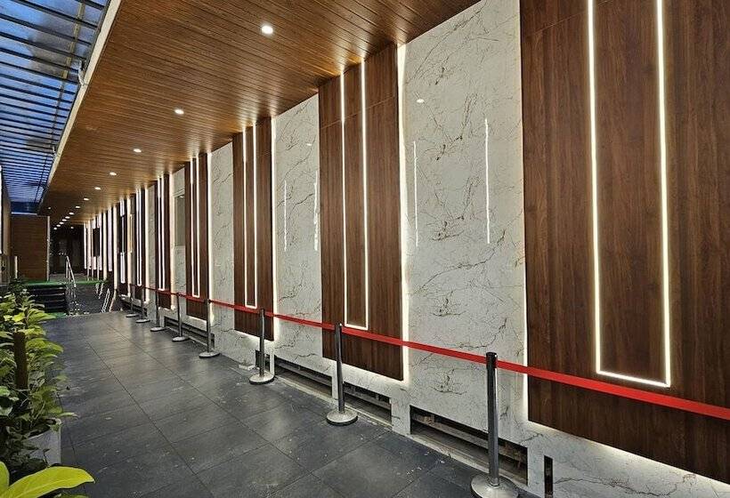 Отель Emerald Urban Comforts