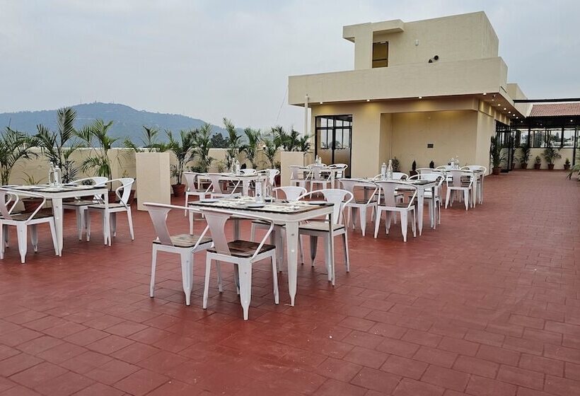 Отель Emerald Urban Comforts