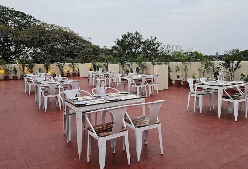 Отель Emerald Urban Comforts